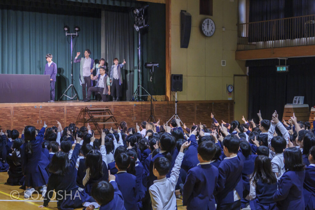 子どもたちの中から代表を選んでもらい、エスカレーターにチャレンジ!! | 芸術鑑賞会 | パントマイム |マイムボックス〜おしゃべりなカラダ〜 | いいむろなおき