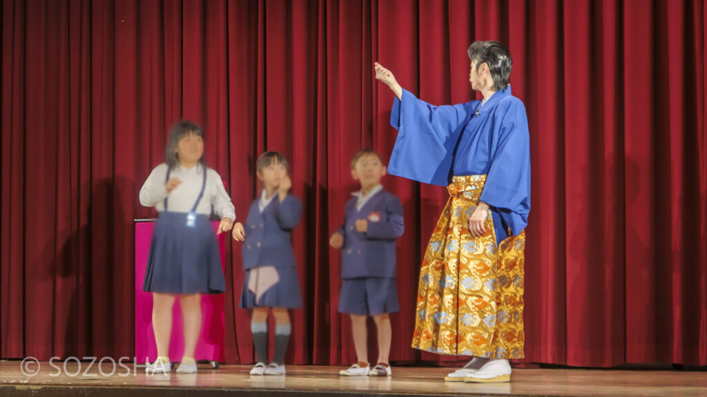 生徒による和妻体験 | 芸術鑑賞会 | 古典芸能 | 小学校 | ～タネなし タネあり!? ～日本の伝統びっくり体験！太神楽と和妻