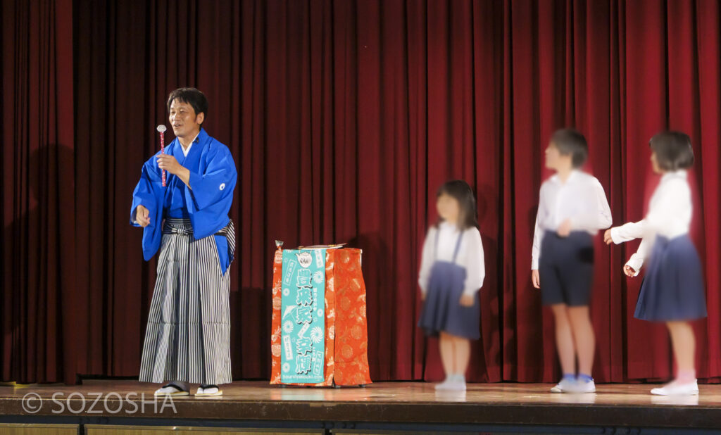 生徒が太神楽の体験 | 芸術鑑賞会 | 古典芸能 | 小学校 | ～タネなし タネあり!? ～日本の伝統びっくり体験！太神楽と和妻