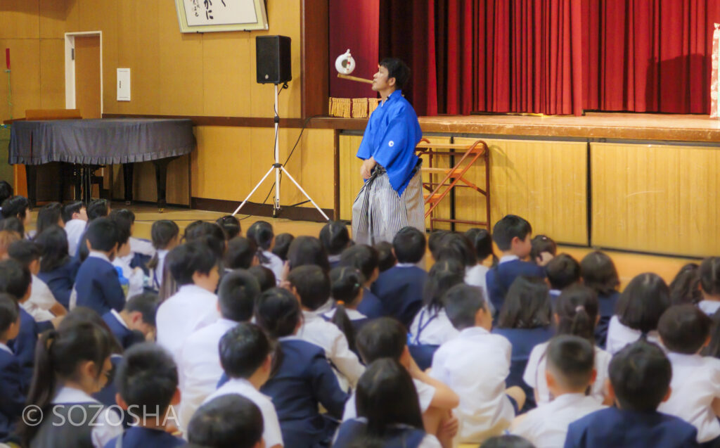豊来家幸輝の土瓶 | 芸術鑑賞会 | 古典芸能 | 小学校 | ～タネなし タネあり!? ～日本の伝統びっくり体験！太神楽と和妻