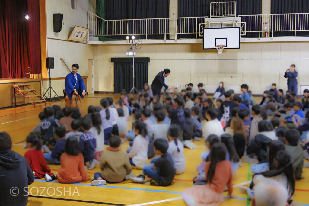 キタノ大地/マジック | 芸術鑑賞会 | 古典芸能 | 小学校 | ～タネなし タネあり!? ～日本の伝統びっくり体験！太神楽と和妻