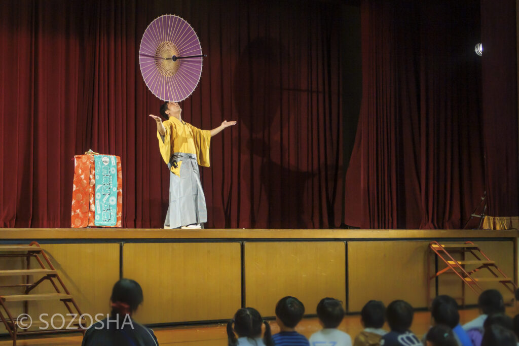 豊来家幸輝/和傘 | 芸術鑑賞会 | 古典芸能 | 小学校 | ～タネなし タネあり!? ～日本の伝統びっくり体験！太神楽と和妻