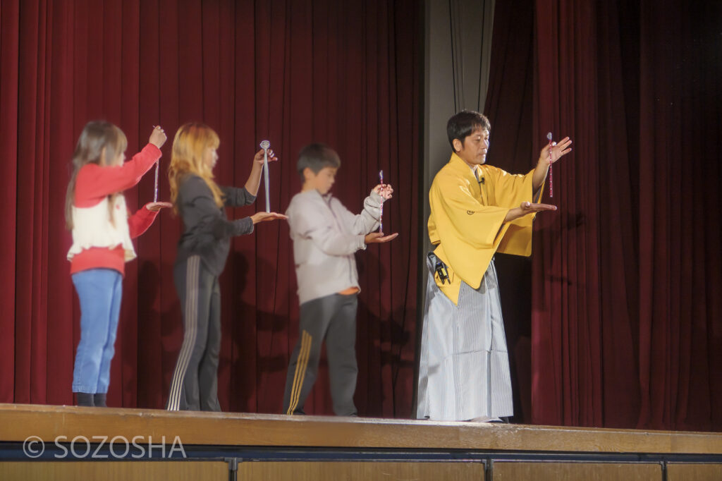 豊来家幸輝　生徒の体験 | 芸術鑑賞会 | 古典芸能 | 小学校 | ～タネなし タネあり!? ～日本の伝統びっくり体験！太神楽と和妻