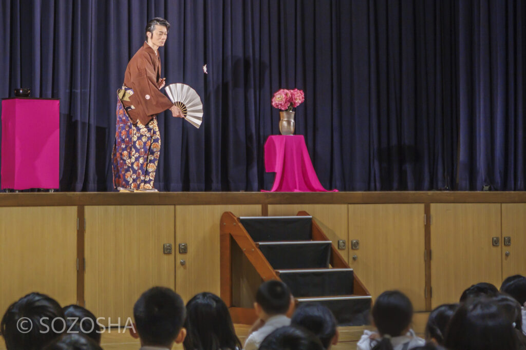 キタノ大地/蝶 | 芸術鑑賞会 | 古典芸能 | 小学校 | ～タネなし タネあり!? ～日本の伝統びっくり体験！太神楽と和妻 | 太神楽曲芸、和妻