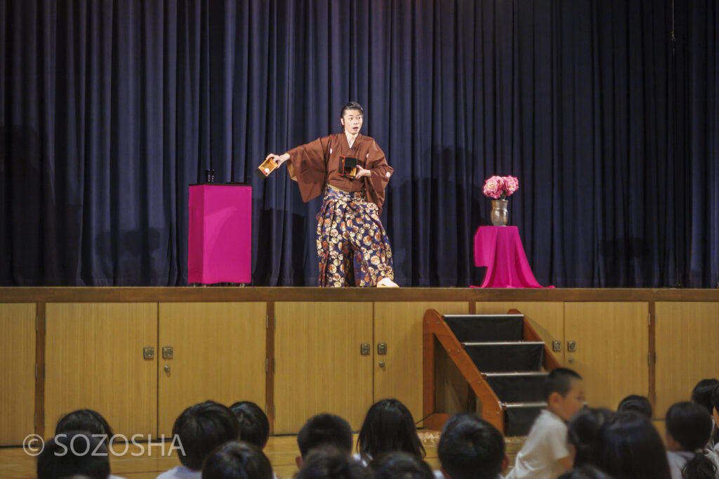 キタノ大地/和妻 | 芸術鑑賞会 | 古典芸能 | 小学校 | ～タネなし タネあり!? ～日本の伝統びっくり体験！太神楽と和妻 | 太神楽曲芸、和妻