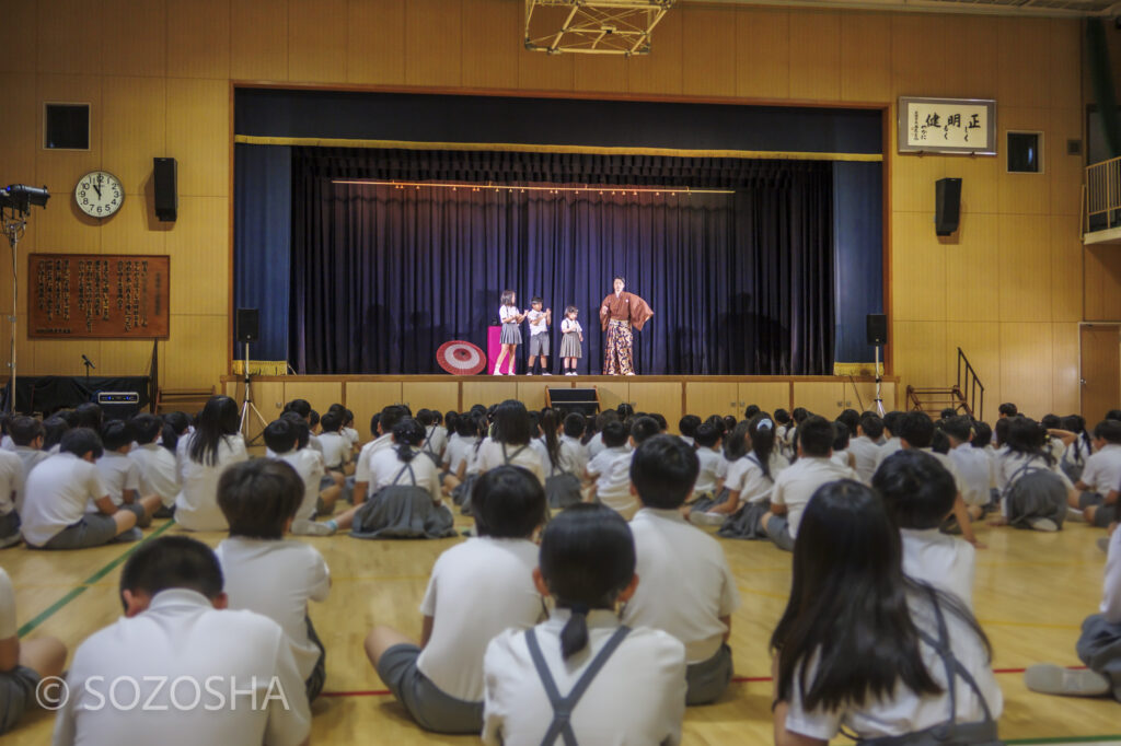 キタノ大地/和妻の体験 | 芸術鑑賞会 | 古典芸能 | 小学校 | ～タネなし タネあり!? ～日本の伝統びっくり体験！太神楽と和妻 | 太神楽曲芸、和妻