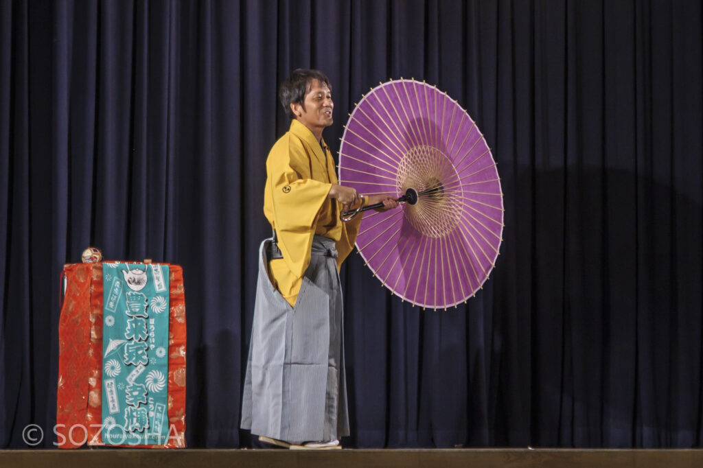 豊来家幸輝/和傘 | 芸術鑑賞会 | 古典芸能 | 小学校 | ～タネなし タネあり!? ～日本の伝統びっくり体験！太神楽と和妻 | 太神楽曲芸、和妻