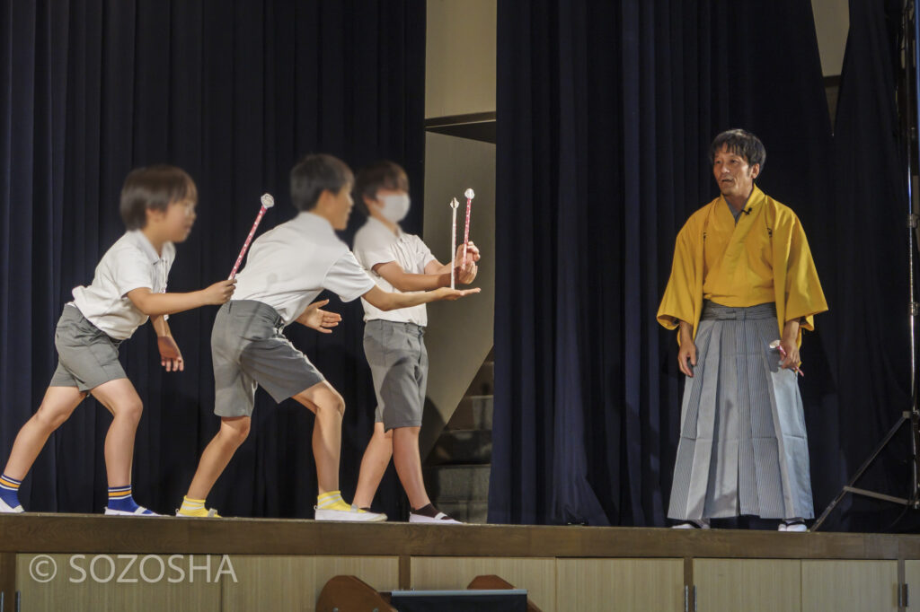 豊来家幸輝/バランス体験 | 芸術鑑賞会 | 古典芸能 | 小学校 | ～タネなし タネあり!? ～日本の伝統びっくり体験！太神楽と和妻 | 太神楽曲芸、和妻