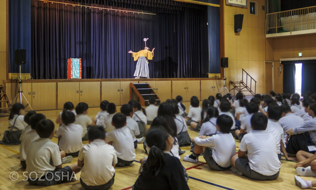 豊来家幸輝/土瓶の曲芸 | 芸術鑑賞会 | 古典芸能 | 小学校 | ～タネなし タネあり!? ～日本の伝統びっくり体験！太神楽と和妻 | 太神楽曲芸、和妻
