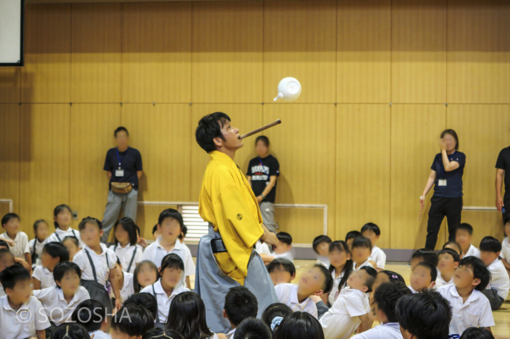 豊来家幸輝/土瓶の曲芸 | 芸術鑑賞会 | 古典芸能 | 小学校 | ～タネなし タネあり!? ～日本の伝統びっくり体験！太神楽と和妻 | 太神楽曲芸、和妻