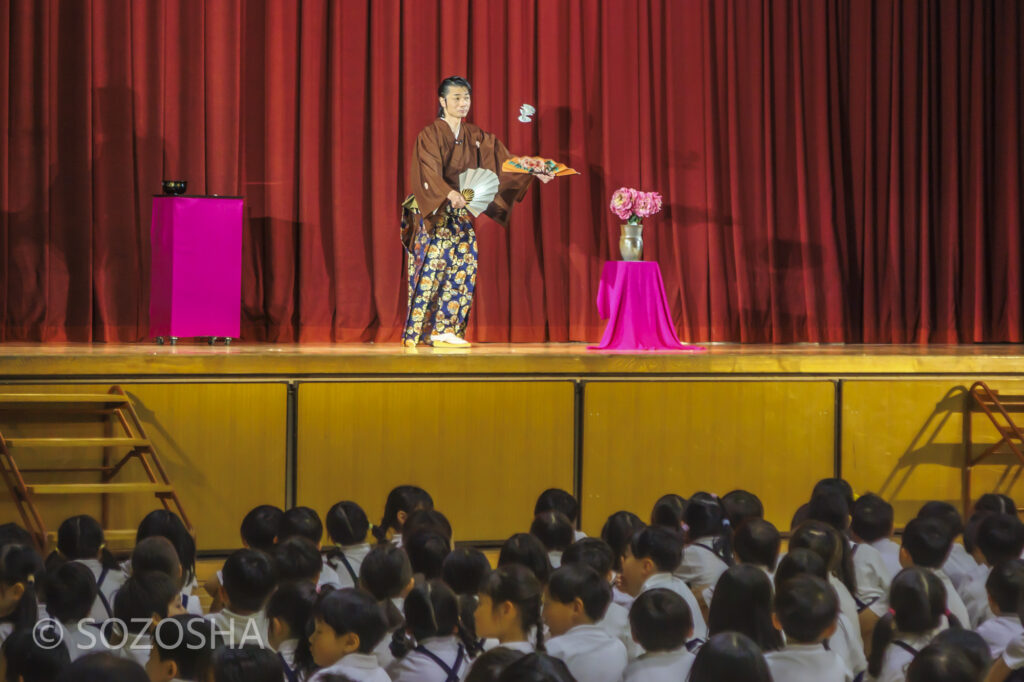 キタノ大地、蝶 | 芸術鑑賞会 | 古典芸能 | 小学校 | ～タネなし タネあり!? ～日本の伝統びっくり体験！太神楽と和妻 | 太神楽曲芸、和妻