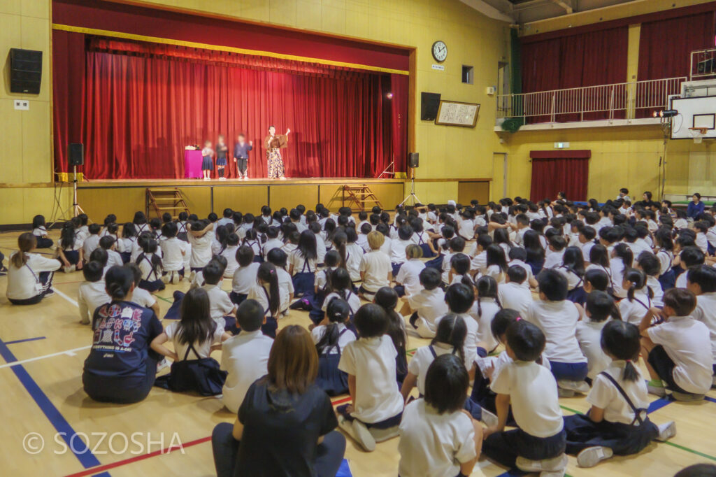 参加体験 | 芸術鑑賞会 | 古典芸能 | 小学校 | ～タネなし タネあり!? ～日本の伝統びっくり体験！太神楽と和妻 | 太神楽曲芸、和妻