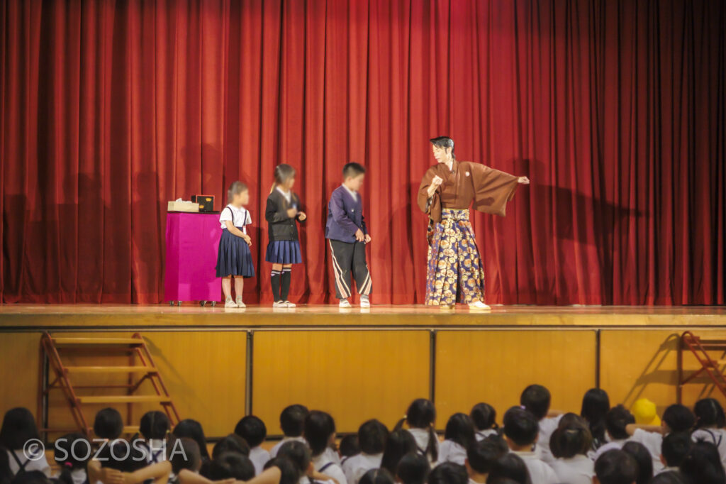 和妻の参加体験 | 芸術鑑賞会 | 古典芸能 | 小学校 | ～タネなし タネあり!? ～日本の伝統びっくり体験！太神楽と和妻 | 太神楽曲芸、和妻