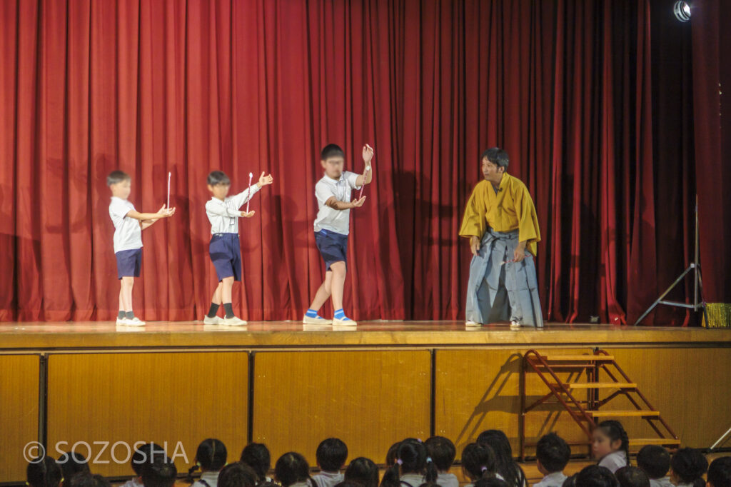 太神楽、児童の参加体験 | 芸術鑑賞会 | 古典芸能 | 小学校 | ～タネなし タネあり!? ～日本の伝統びっくり体験！太神楽と和妻 | 太神楽曲芸、和妻