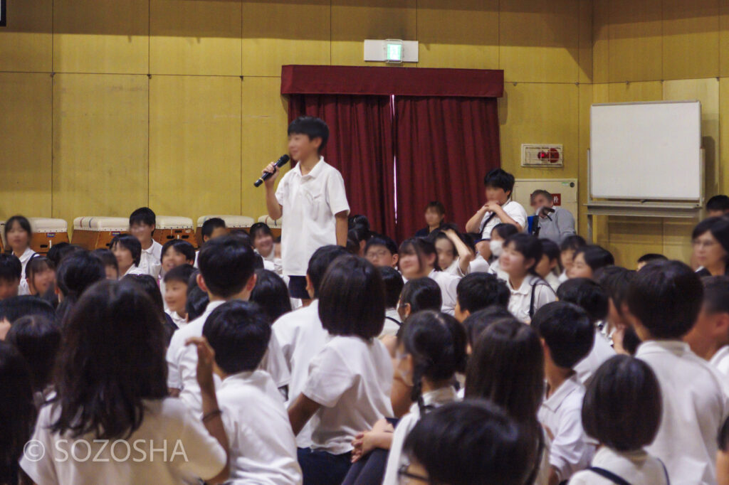 公演後の児童からの質問コーナー | 芸術鑑賞会 | 古典芸能 | 小学校 | ～タネなし タネあり!? ～日本の伝統びっくり体験！太神楽と和妻 | 太神楽曲芸、和妻