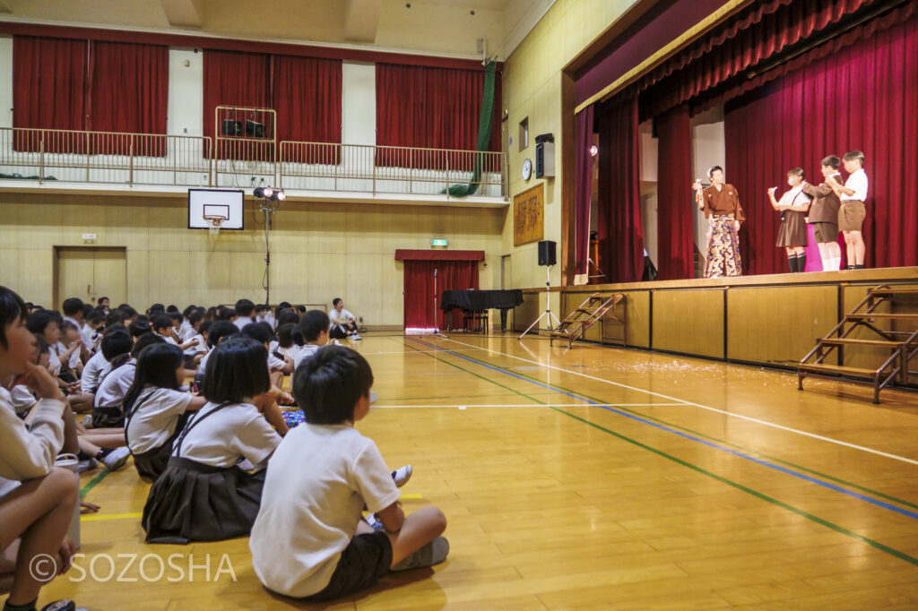 生徒の参加体験/眉唾(まゆつば)/キタノ大地 | 芸術鑑賞会 | 古典芸能 | 小学校 | ～タネなし タネあり!? ～日本の伝統びっくり体験！太神楽と和妻 | 太神楽曲芸、和妻(マジック)