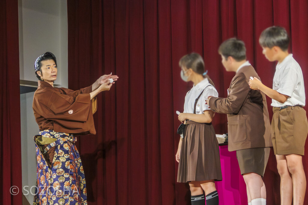 生徒の参加体験/眉唾(まゆつば)/キタノ大地 | 芸術鑑賞会 | 古典芸能 | 小学校 | ～タネなし タネあり!? ～日本の伝統びっくり体験！太神楽と和妻 | 太神楽曲芸、和妻(マジック)