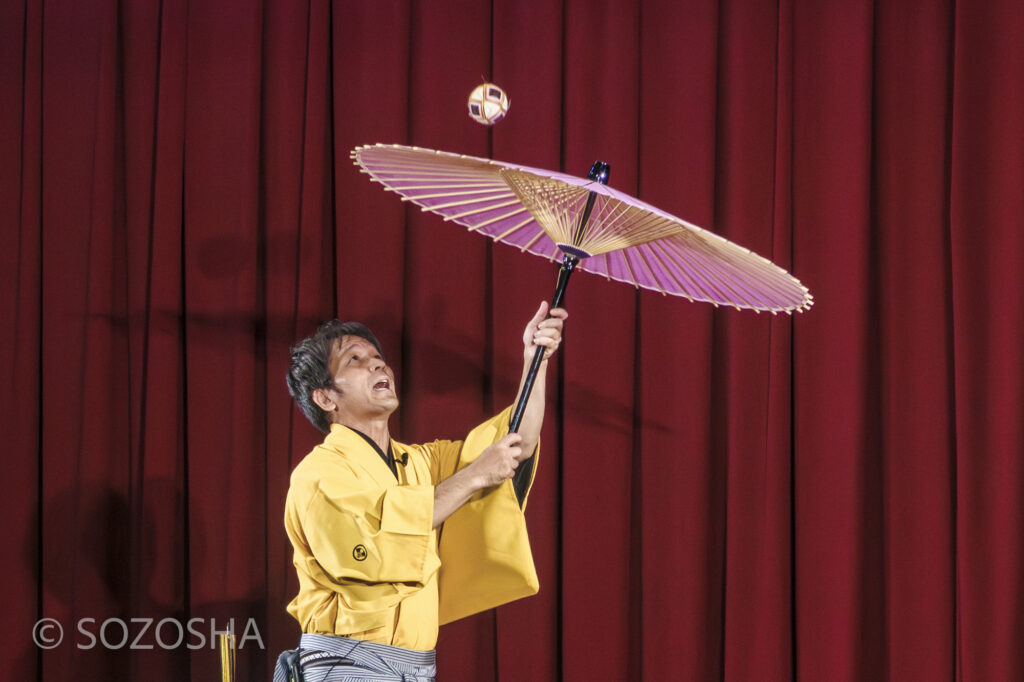 和傘の曲/豊来家幸輝 | 芸術鑑賞会 | 古典芸能 | 小学校 | ～タネなし タネあり!? ～日本の伝統びっくり体験！太神楽と和妻 | 太神楽曲芸、和妻(マジック)