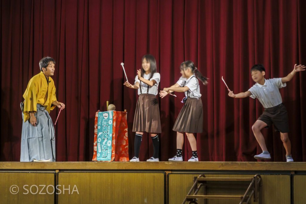 参加体験/豊来家幸輝 | 芸術鑑賞会 | 古典芸能 | 小学校 | ～タネなし タネあり!? ～日本の伝統びっくり体験！太神楽と和妻 | 太神楽曲芸、和妻(マジック)