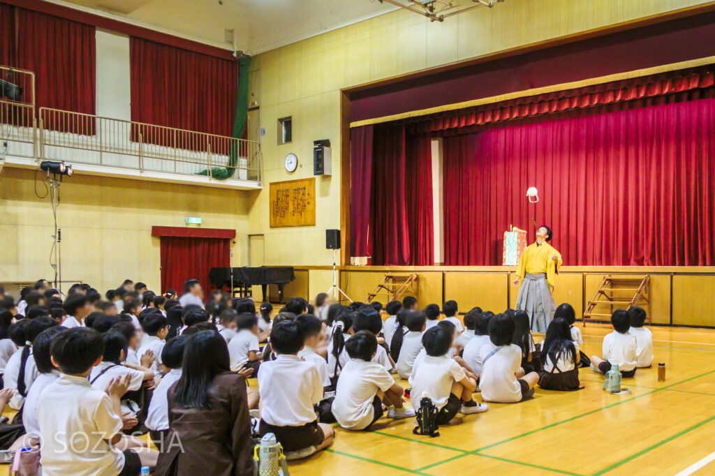土瓶の曲/豊来家幸輝 | 芸術鑑賞会 | 古典芸能 | 小学校 | ～タネなし タネあり!? ～日本の伝統びっくり体験！太神楽と和妻 | 太神楽曲芸、和妻(マジック)