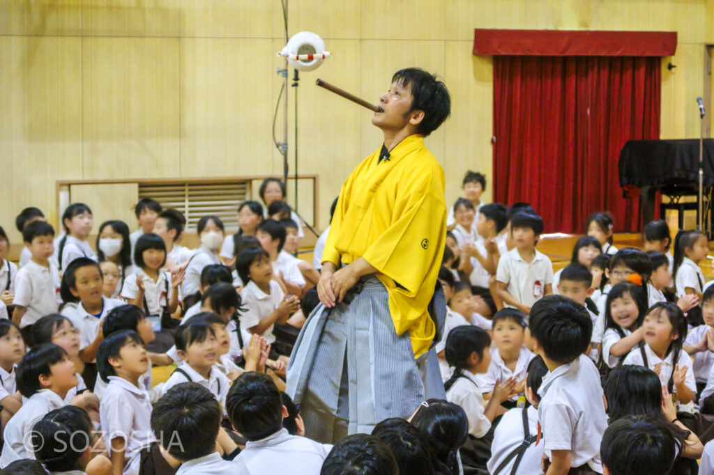 土瓶の曲/豊来家幸輝 | 芸術鑑賞会 | 古典芸能 | 小学校 | ～タネなし タネあり!? ～日本の伝統びっくり体験！太神楽と和妻 | 太神楽曲芸、和妻(マジック)