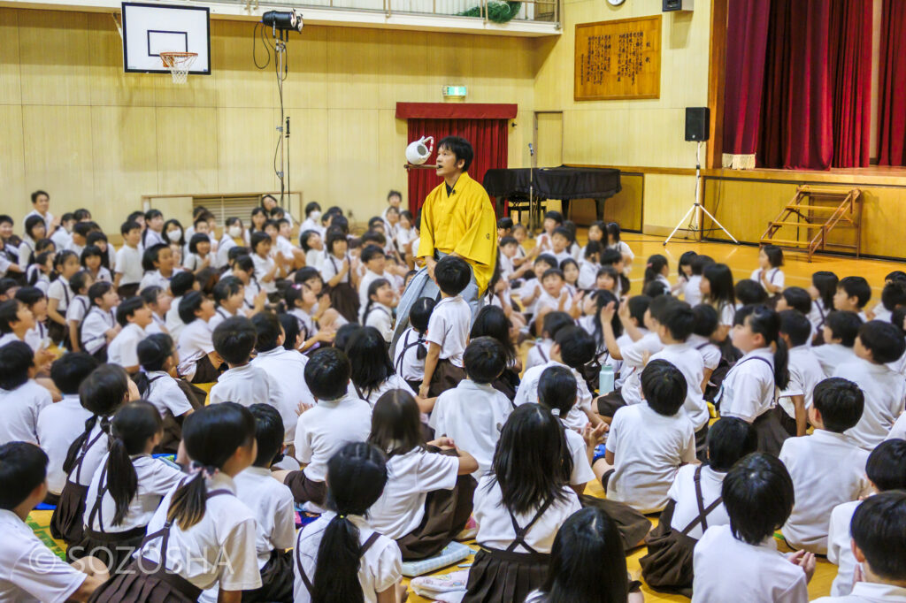 土瓶の曲/豊来家幸輝 | 芸術鑑賞会 | 古典芸能 | 小学校 | ～タネなし タネあり!? ～日本の伝統びっくり体験！太神楽と和妻 | 太神楽曲芸、和妻(マジック)