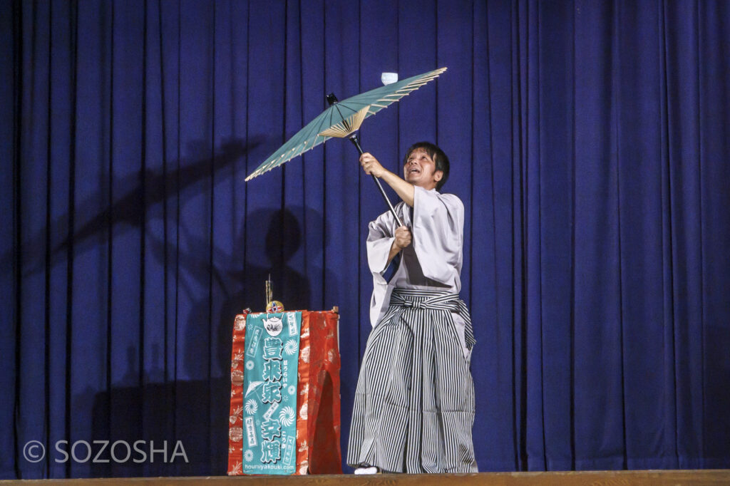 豊来家幸輝の太神楽曲芸、和傘の上で茶碗回し | 芸術鑑賞会、古典芸能、小学校 | ~タネなし タネあり!? ~日本の伝統びっくり体験!太神楽と和妻 | 太神楽曲芸、和妻(マジック)