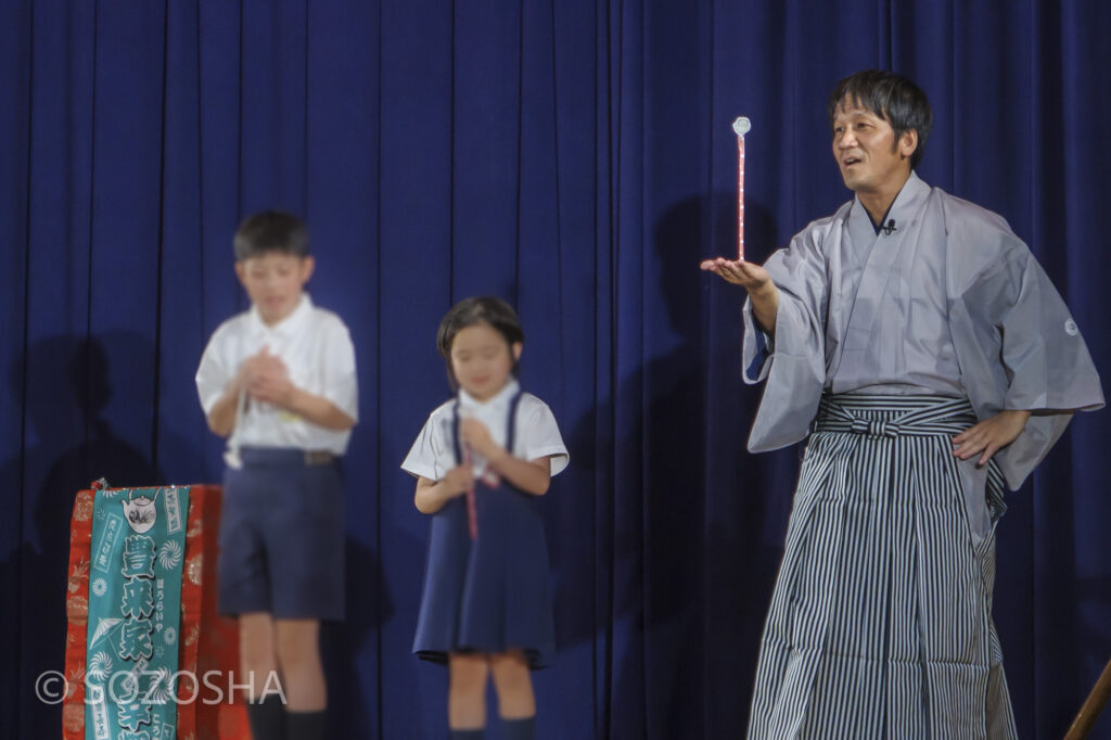 バランスの参加体験 | 芸術鑑賞会、古典芸能、小学校 | ~タネなし タネあり!? ~日本の伝統びっくり体験!太神楽と和妻 | 太神楽曲芸、和妻(マジック)