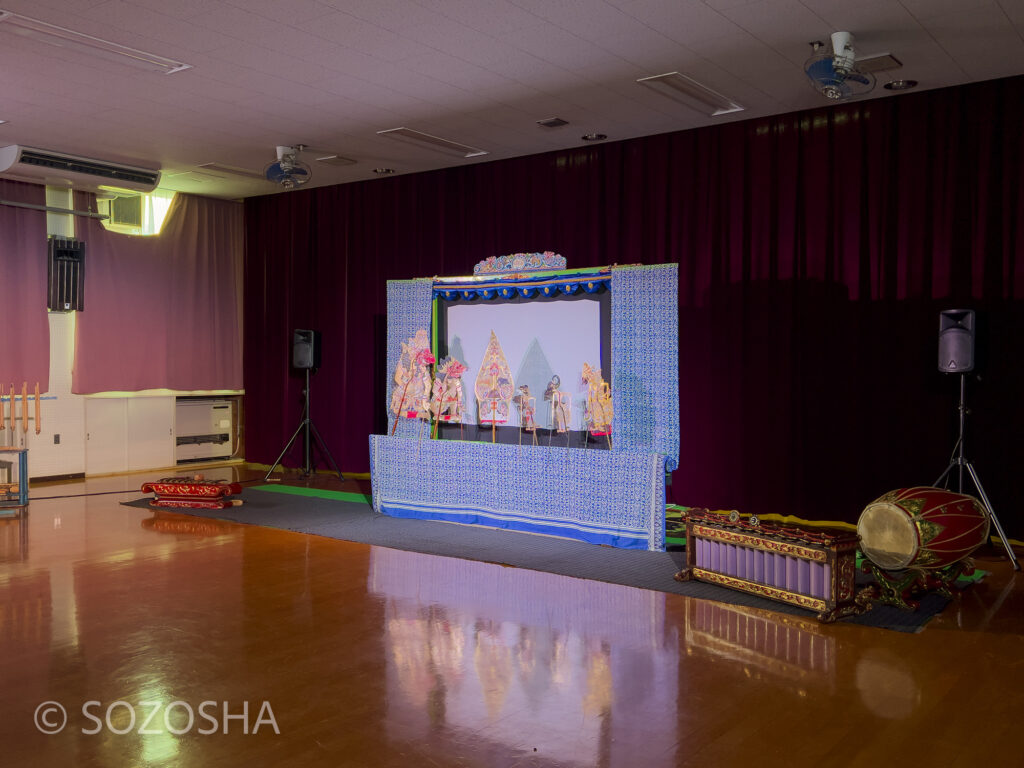 舞台セット | 幼稚園・保育園・鑑賞会の公演、人形劇、影絵、ガムラン | 影絵音楽団くぷくぷ｢きんぎょがにげた｣