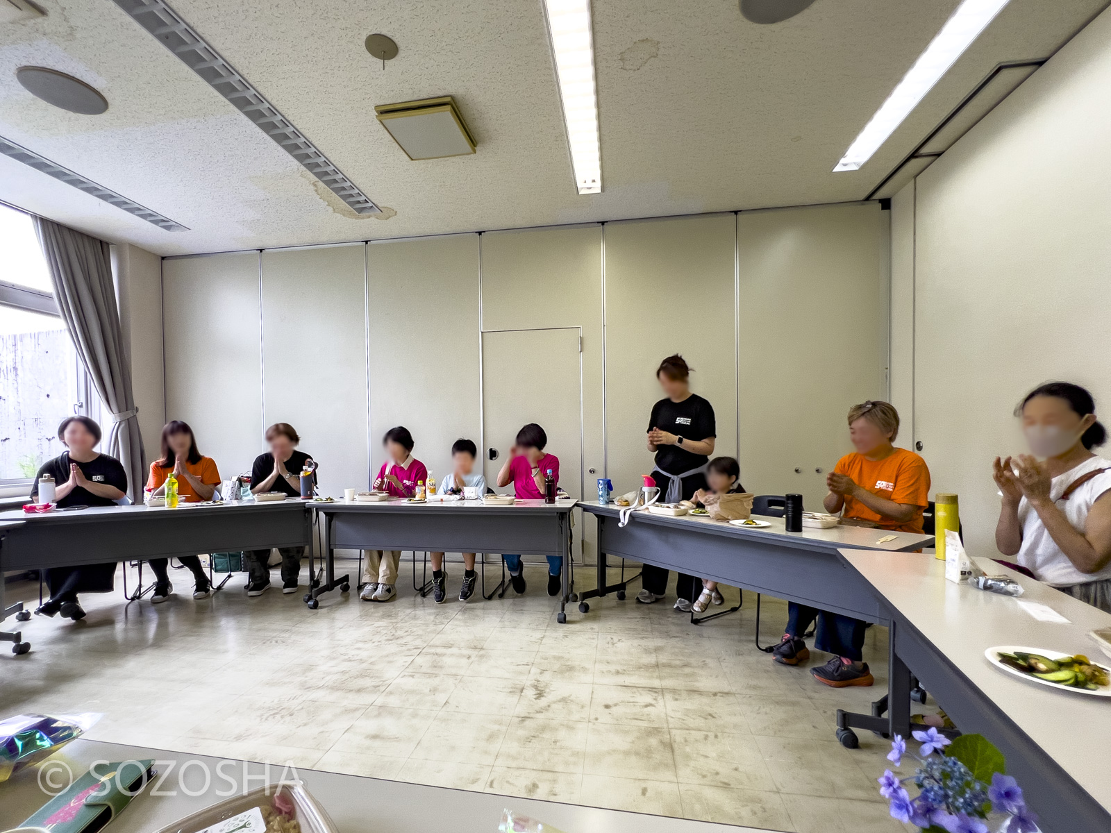 終演後、子ども劇場いしかわの担当係のみなさんと一緒に昼食のお弁当をいただいている様子
